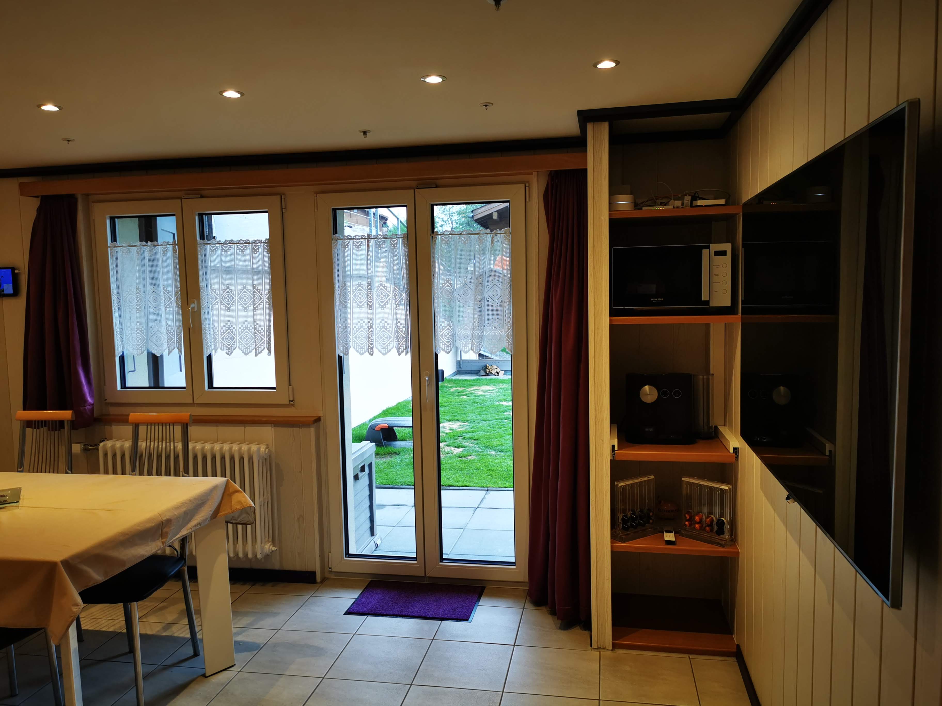 Küche mit Zugang zur Terrasse